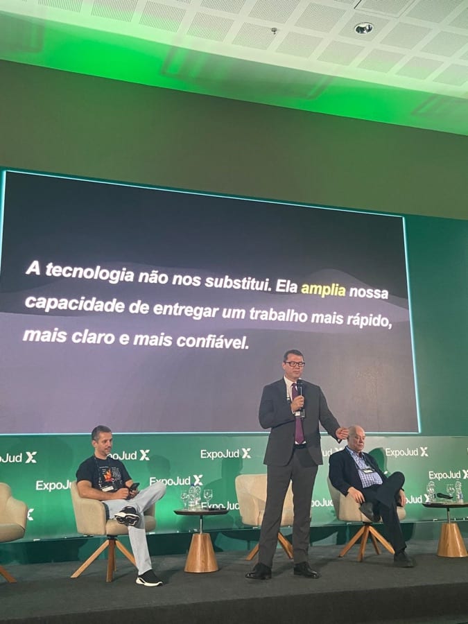 Luciano Rocha em palestra na ExpoJud